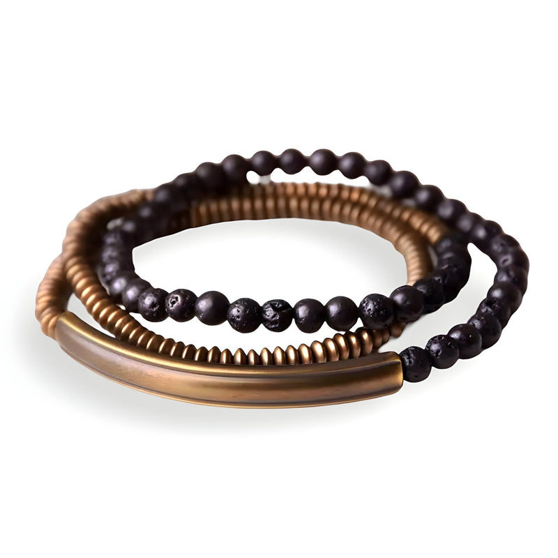 Bracelet multi-rangs femme en cuivre doré avec perles rondes noires en pierre volcanique.