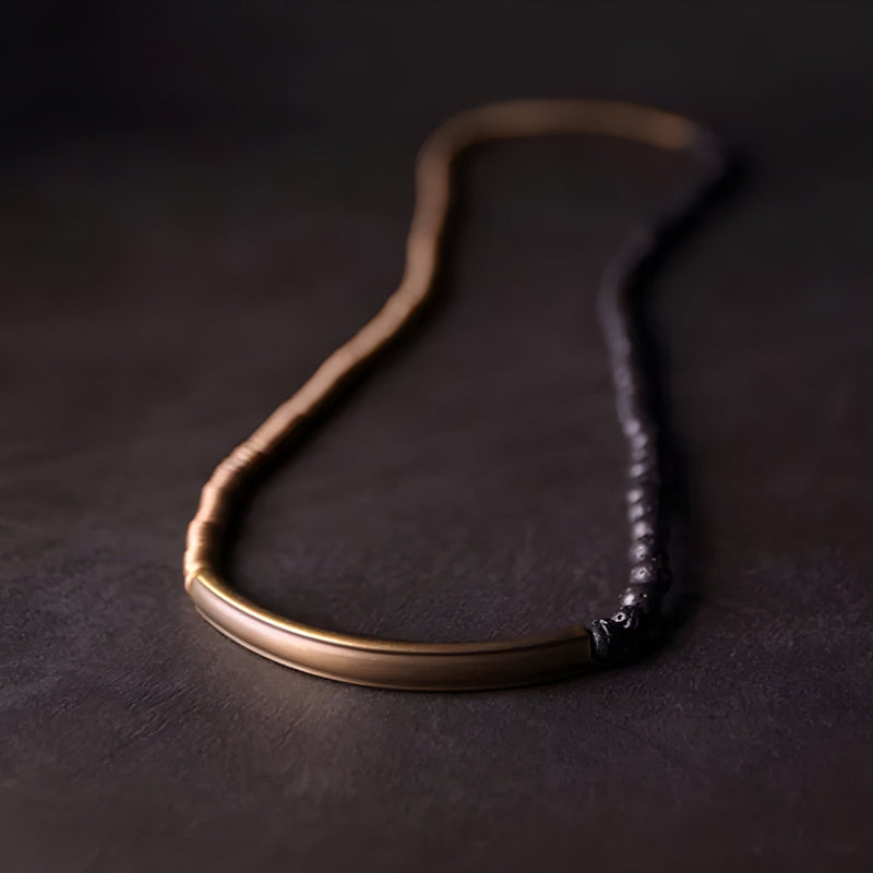 Bracelet multi-rangs en cuivre doré avec perles noires mates en pierres volcaniques, style élégant et moderne.