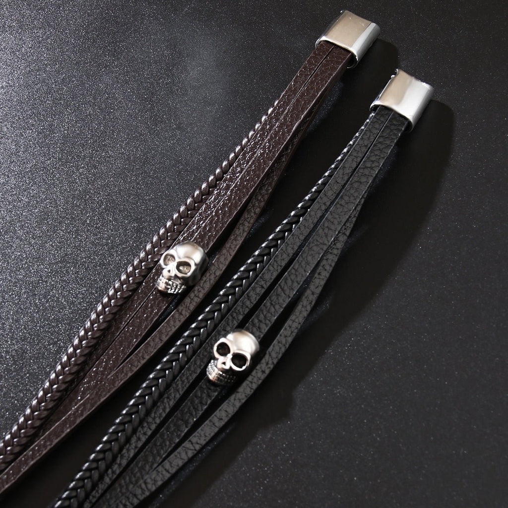 Bracelet multi-rangs en microfibre noir et café avec tête de mort en métal argenté.