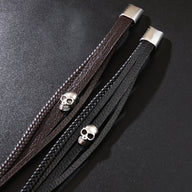 Bracelet multi-rangs en microfibre noir et café avec tête de mort en métal argenté.