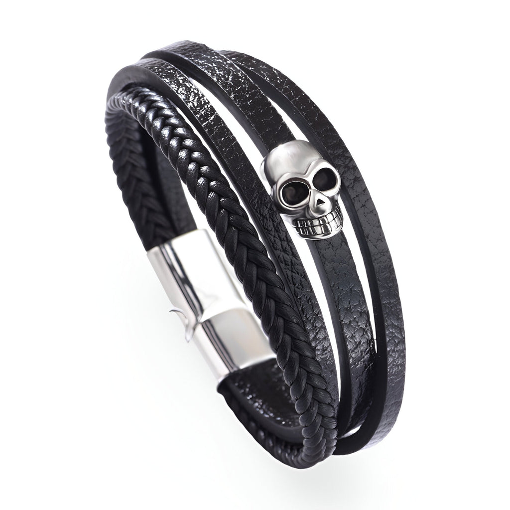 Bracelet multi-rangs noir en microfibre avec tête de mort argentée et fermeture aimantée.