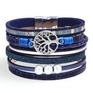 Bracelet multi-rangs bleu en microfibre avec breloque arbre de vie argentée et perles blanches.