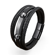 Bracelet multi-rangs homme en microfibre noire tressée avec détails métalliques gris et fermoir magnétique.