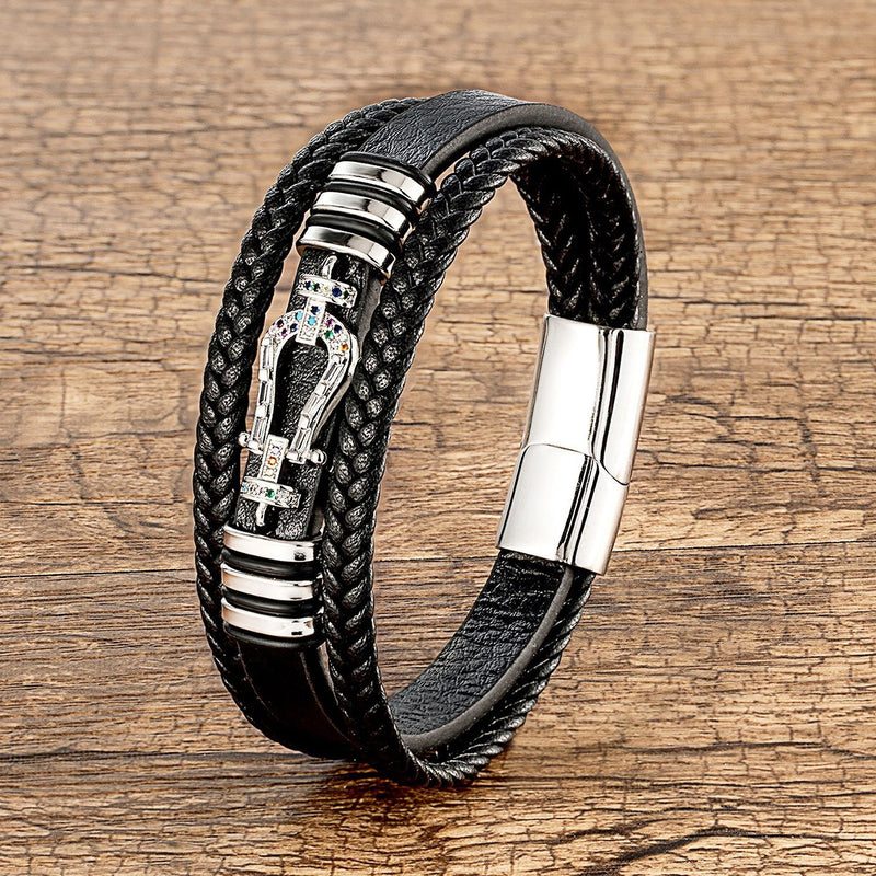 Bracelet multi-rangs en microfibre noir avec motif fer à cheval argenté et fermoir magnétique argenté.