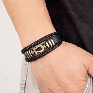 Bracelet multi-rangs en microfibre noir avec motif fer à cheval doré et détails tressés pour homme.