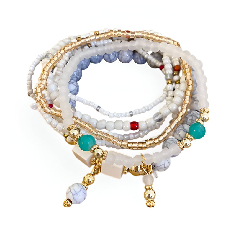 Bracelet multi-rangs élastique perles blanches, bleues et dorées avec charms pendants turquoise et doré.