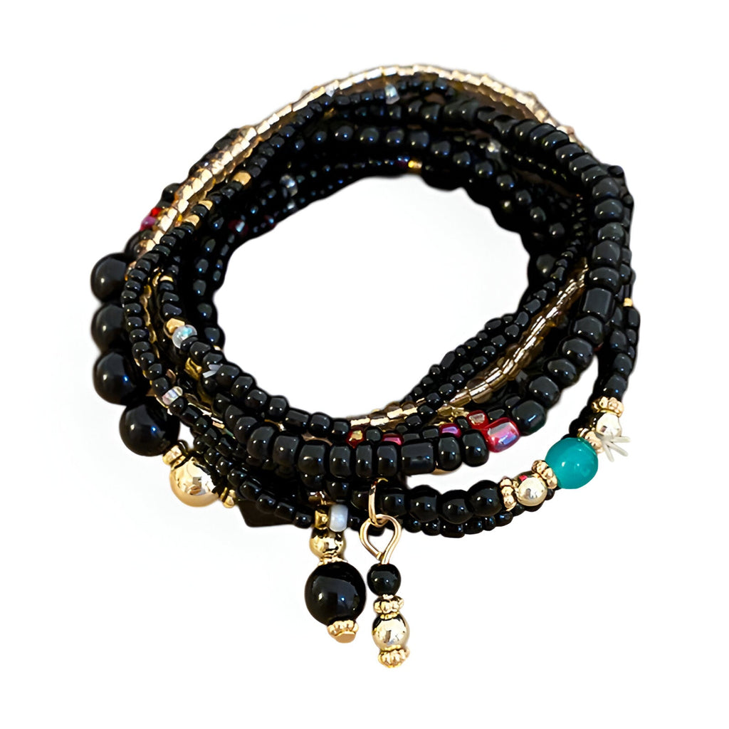 Bracelet multi-rangs en perles de résine noires avec accents dorés et perle turquoise élastique pour femme.