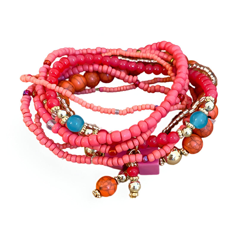Bracelet multi-rangs élastique en perles roses, corail, turquoise et dorées, style bohème chic.