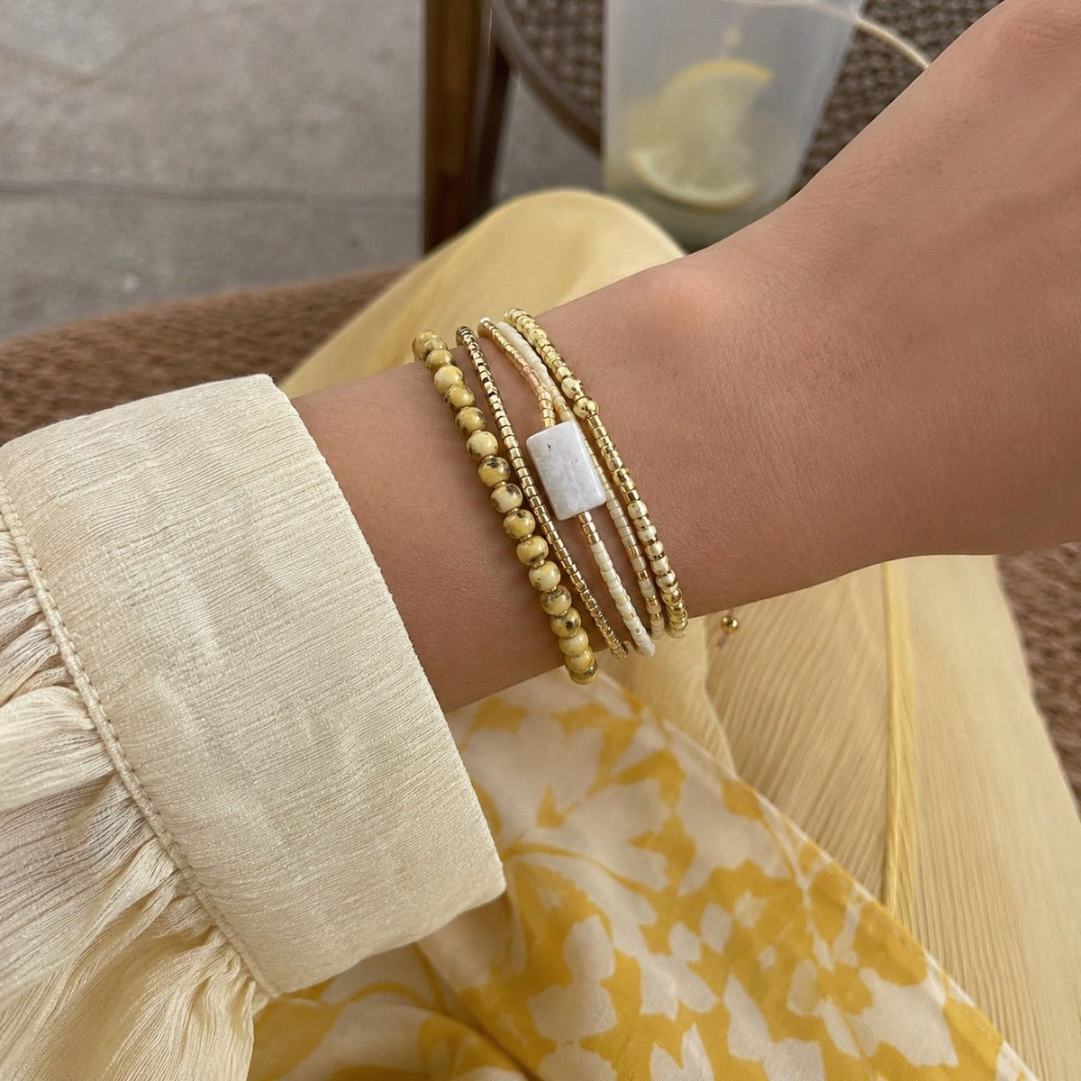 Bracelet multi-rangs en perles de verre du Japon, cordon ajustable avec détails en cuivre, éclat naturel pour le poignet, modèle Hitaya