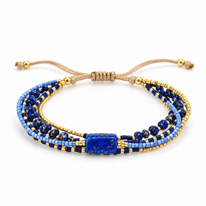Bracelet Hitaya Lapis lazuli posé de face sur fond blanc
