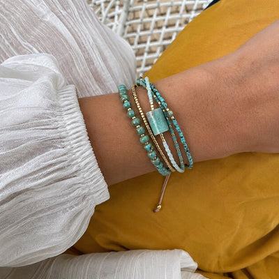 Bracelet multi-rangs en perles de verre du Japon, cordon ajustable avec détails en cuivre, éclat naturel pour le poignet, modèle Hitaya