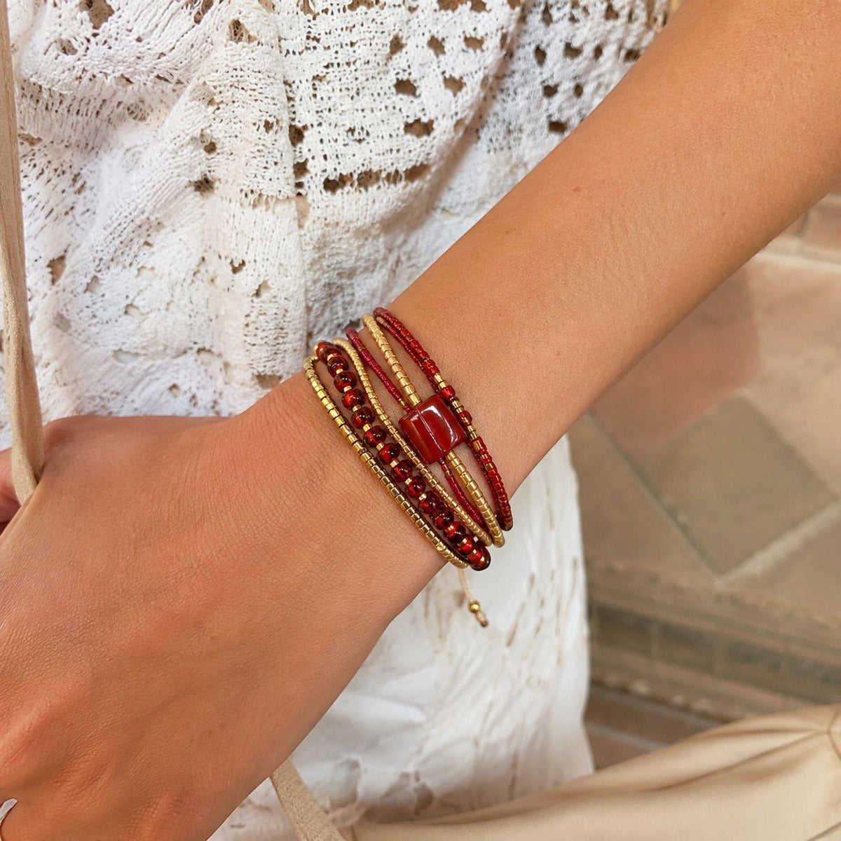 Bracelet multi-rangs en perles de verre du Japon, cordon ajustable avec détails en cuivre, éclat naturel pour le poignet, modèle Hitaya