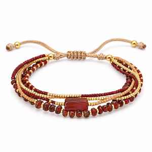 Bracelet Hitaya Agate rouge posé de face sur fond blanc