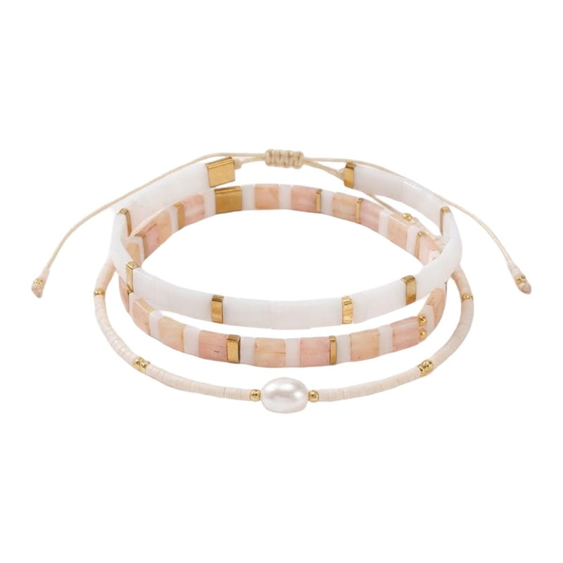 Bracelet multi-rangs avec perles japonaises carrées crème et rose, perles coquillage rondes, détails dorés, fermoir.