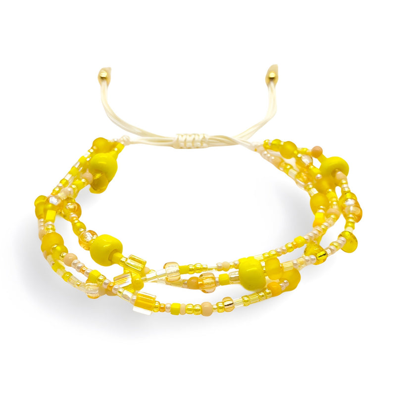 Bracelet multi-rangs en perles heishi jaunes avec petites perles rondes translucides et fermoir coulissant doré.