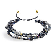 Bracelet multi-rangs en perles heishi noires et grises avec fils noirs et embouts dorés.