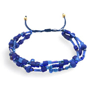 Bracelet multi-rangs violet en perles heishi mates et brillantes avec cordon réglable et embouts dorés.