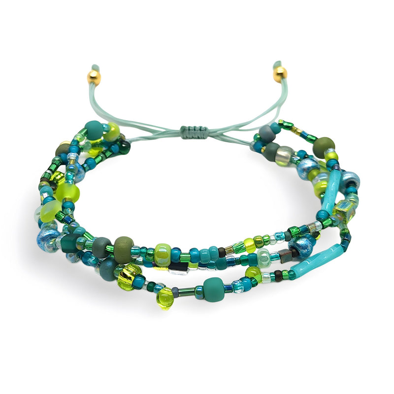 Bracelet multi-rangs ajustable en perles heishi vertes, bleues et jaunes avec détails dorés.