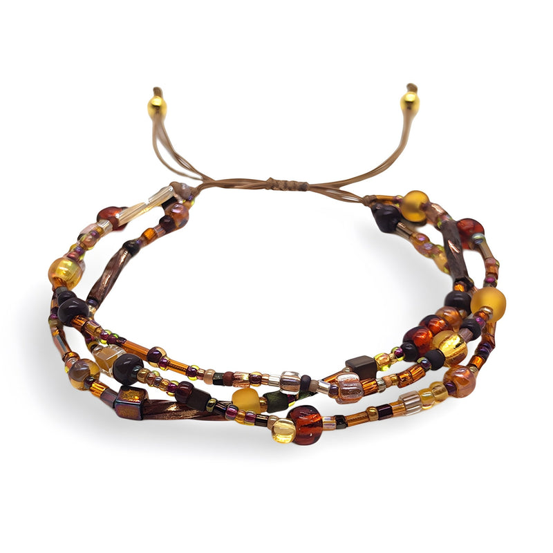 Bracelet multi-rangs pour femme en perles heishi rondes et plates tons marron, jaune, et ambre avec lien coulissant beige.