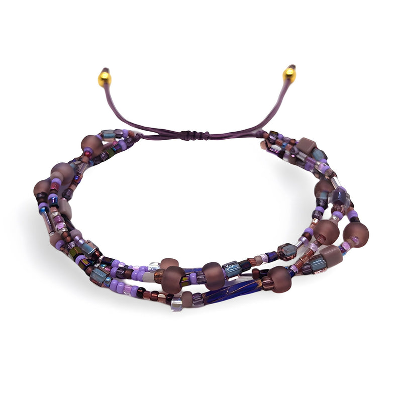 Bracelet multi-rangs violet avec perles heishi rondes et tubulaires, finition ajustable avec embouts dorés.