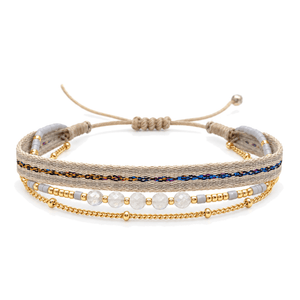 Packshot studio bracelet Thaliane Pierre de lune, vue frontale basse, chaîne unique, fond blanc pur — correction 9 octobre 2026