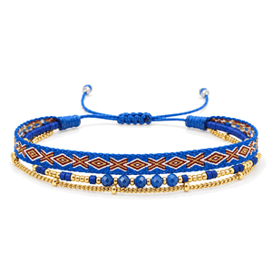 Packshot studio bracelet Thaliane Lapis Lazuli, vue frontale basse, chaîne unique, fond blanc pur — correction 9 octobre 2026