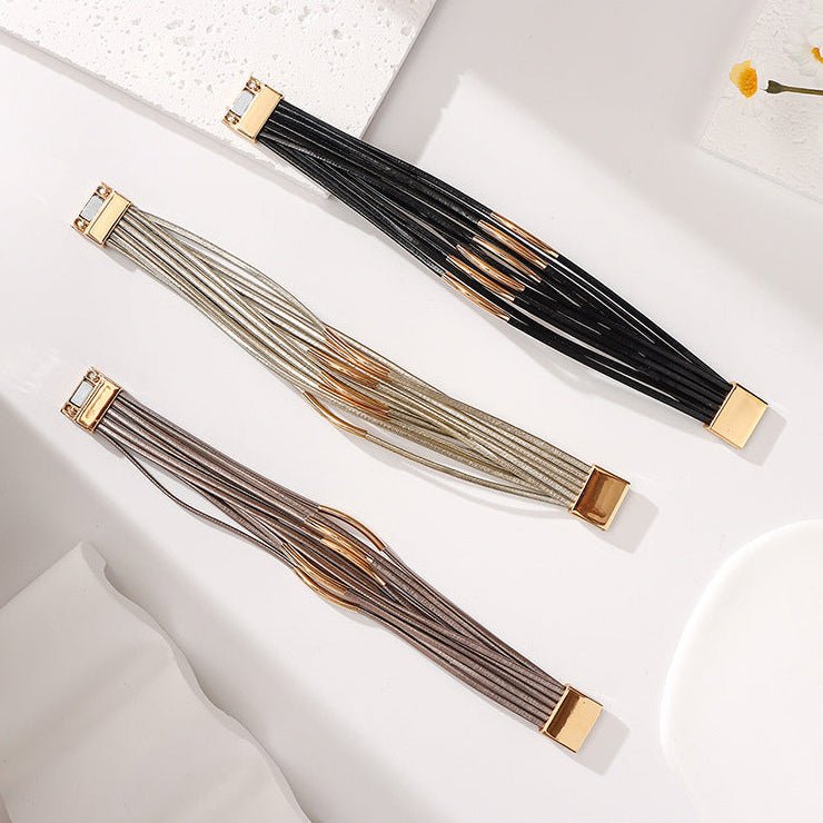 Bracelet multi rangs en simili vegan, tubes dorés brillants, fermoir magnétique élégant, bijou moderne au style affirmé, modèle Uza