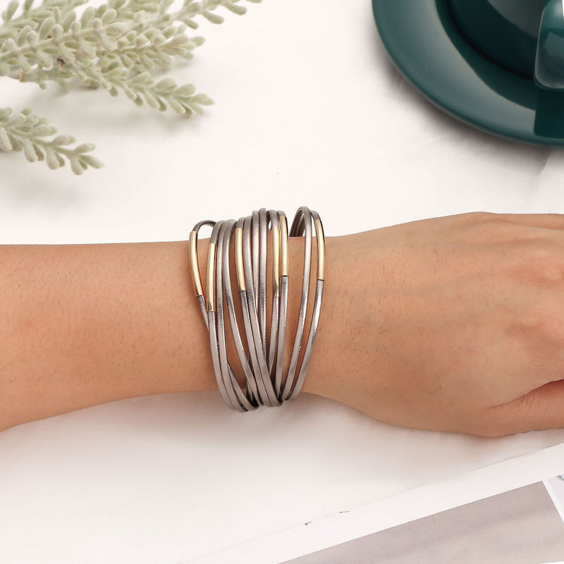 Bracelet multi rangs en simili vegan, tubes dorés brillants, fermoir magnétique élégant, bijou moderne au style affirmé, modèle Uza