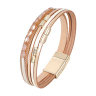 Bracelet multi-rangs beige avec détails métalliques dorés et fermoir aimanté, style bohème.