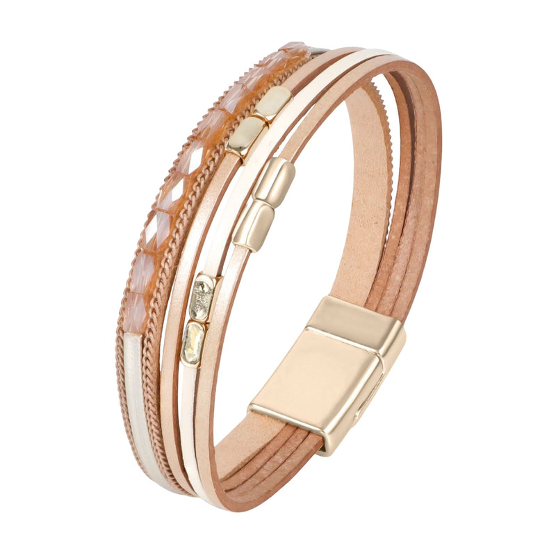 Bracelet multi-rangs beige avec détails métalliques dorés et fermoir aimanté, style bohème.