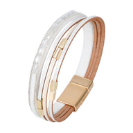 Bracelet multi-rangs blanc avec détails métalliques dorés et fermoir magnétique doré au style bohème.