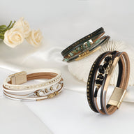 Trois bracelets multi-rangs avec pierres naturelles, styles bohèmes en blanc, vert et noir.