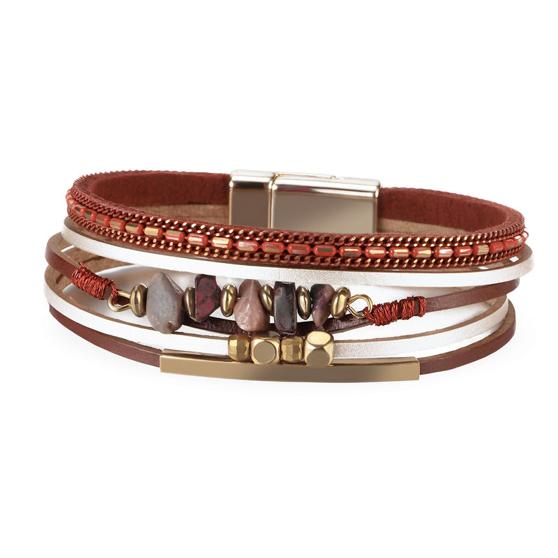 Bracelet multi-rangs marron avec perles naturelles et fermoir magnétique argenté style bohème.