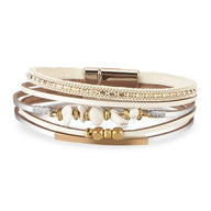 Bracelet multi-rangs blanc avec pierres naturelles, perles dorées et fermoir magnétique en acier.