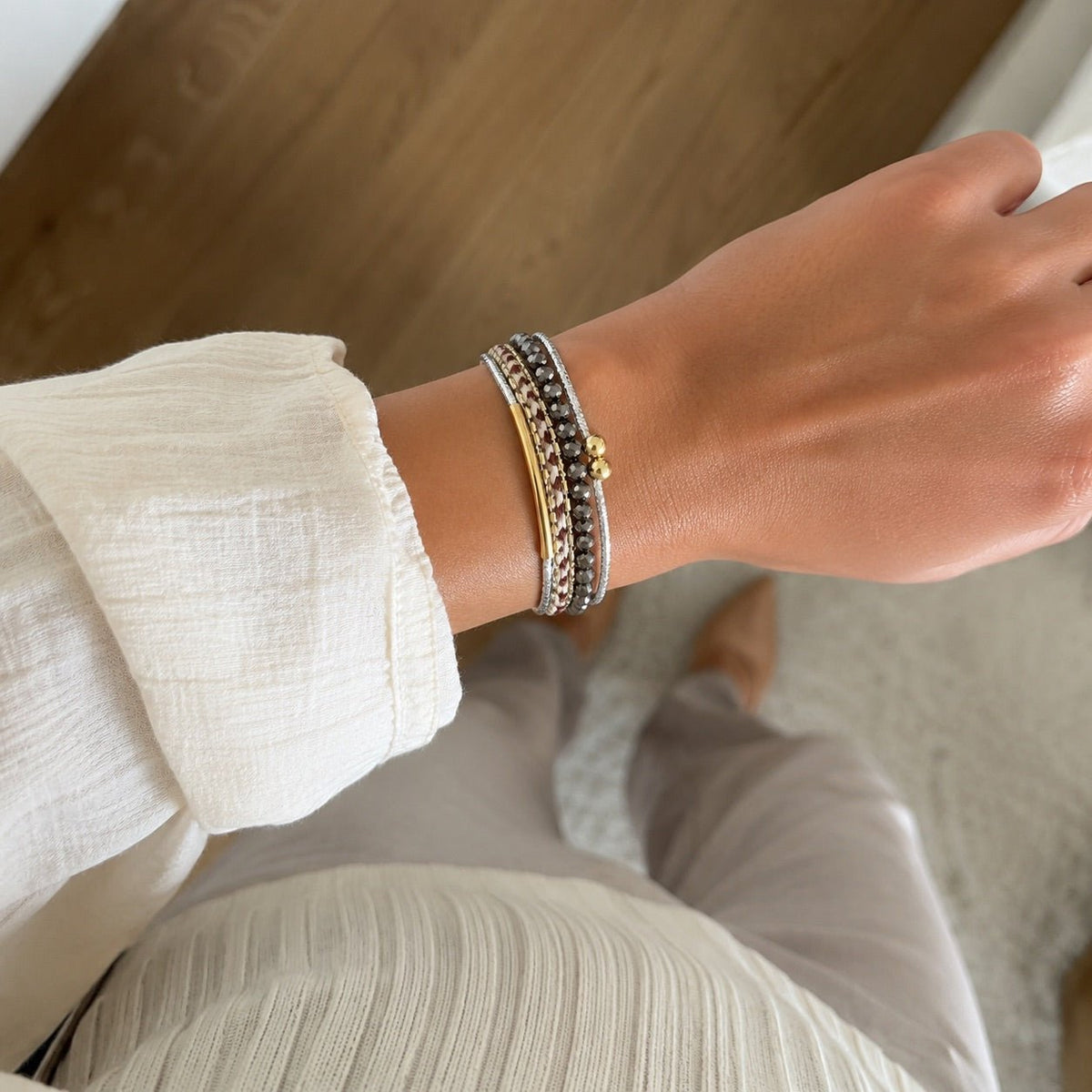 Bracciale multi-filo bohémien, perle sfaccettate e cordoncini intrecciati, chiusura magnetica dorata, per donna, modello Losiane