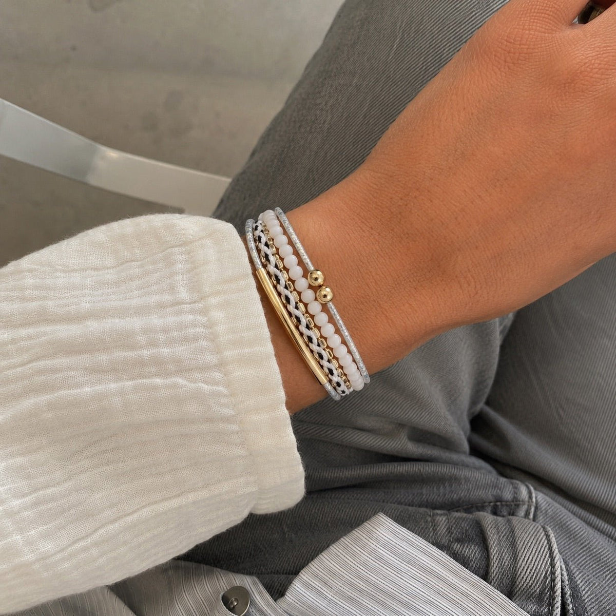 Bracciale multi-filo bohémien, perle sfaccettate e cordoncini intrecciati, chiusura magnetica dorata, per donna, modello Losiane