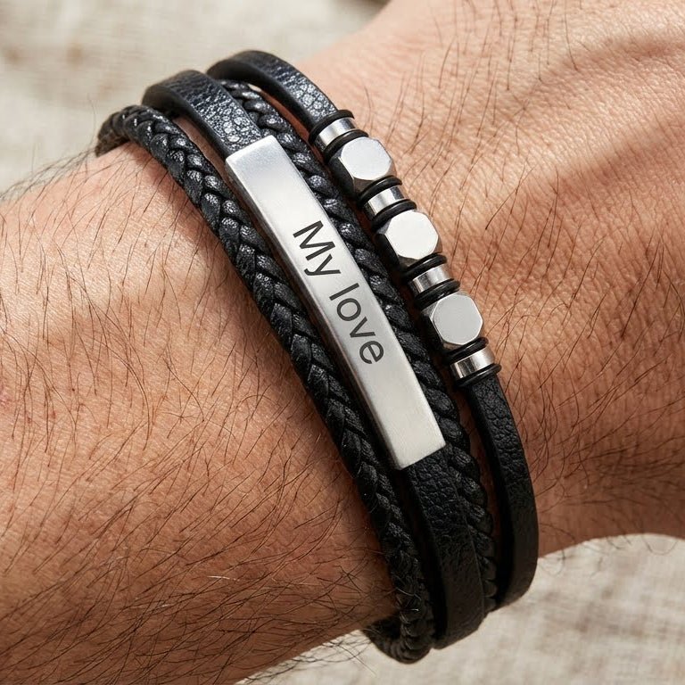 Bracelet multi-rangs hommes en cuir noir avec plaque métallique gravée "My love" et perles hexagonales argentées.