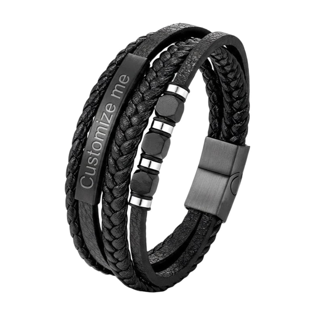 Bracelet homme multi-rangs en cuir noir avec plaques personnalisables, fermoir magnétique métallique noir mat.