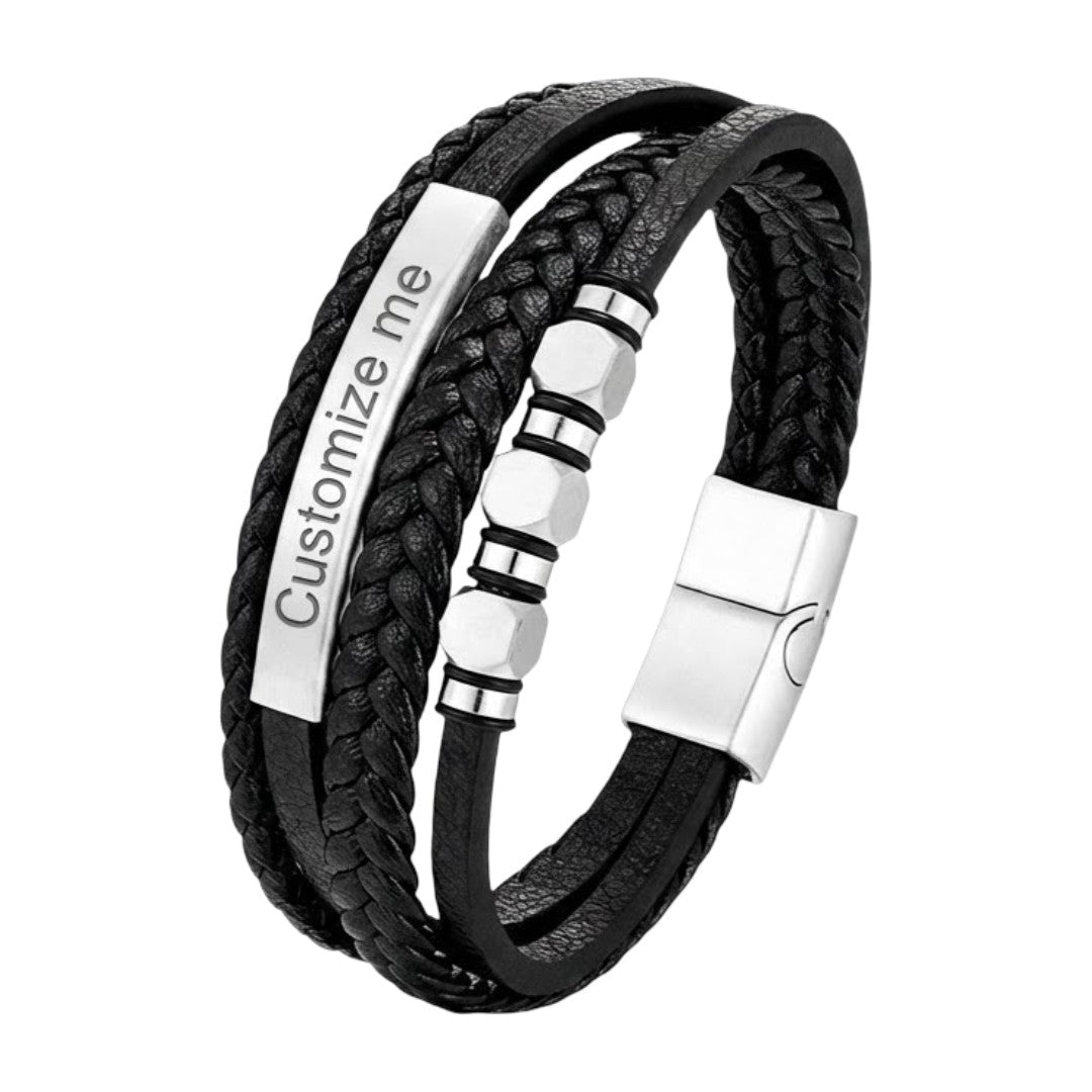 Bracelet homme multi-rangs en cuir noir tressé avec plaques argentées personnalisables et fermoir magnétique chromé élégant.
