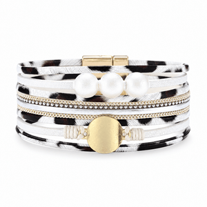 Packshot studio bracelet Saria Blanc, vue de face sur fond blanc — 8 octobre 2026