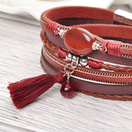 Bracelet multi-rangs rouge en cuir avec pierre d'agate, pompon et perles argentées.
