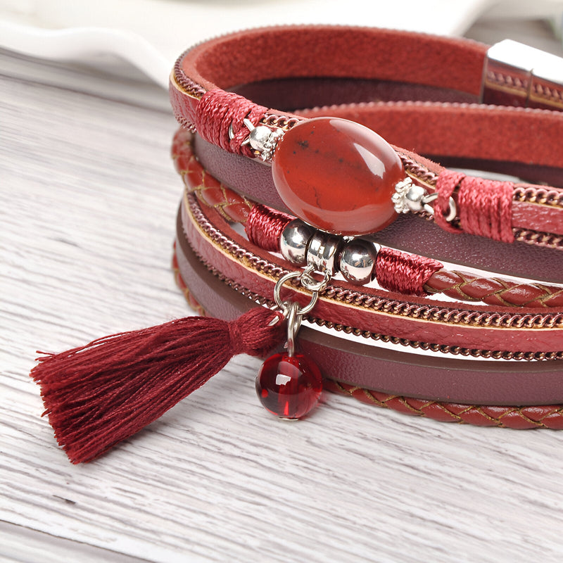 Bracelet multi-rangs rouge en cuir avec pierre d'agate, pompon et perles argentées.