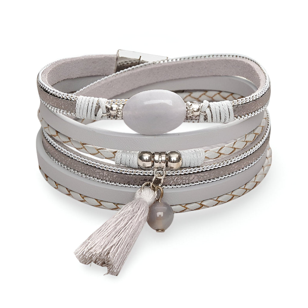Bracelet multi-rangs gris avec pierre d'agate ovale, breloques argentées et pompon en fil doux.