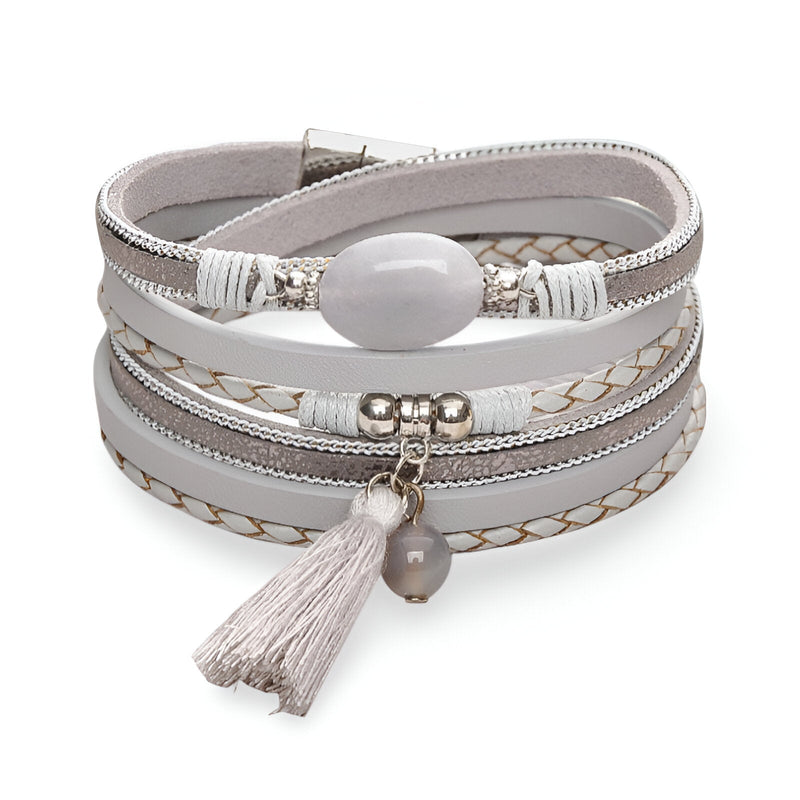 Bracelet multi-rangs gris avec pierre d'agate ovale, breloques argentées et pompon en fil doux.