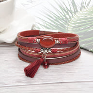 Bracelet multi-rangs en cuir rouge avec pierre d'agate ovale, perles argentées et pompon assorti.