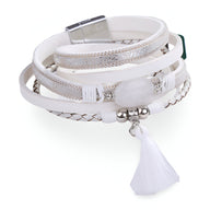 Bracelet multi-rangs blanc avec pierre d'agate ovale, pompon en tissu et détails argentés.