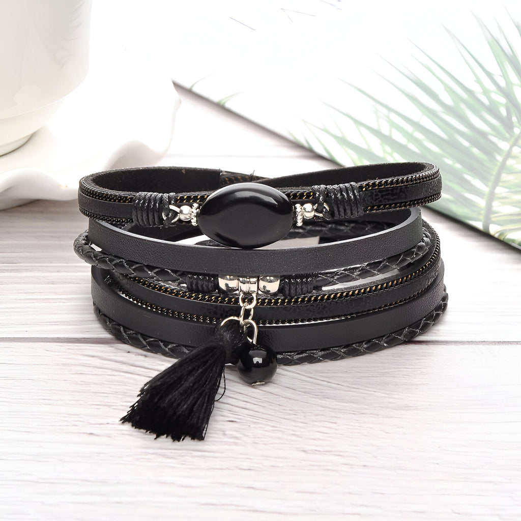 Bracelet multi-rangs noir en cuir avec pierre d'agate ovale brillante et pompon noir suspendu.