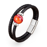 Bracelet multi-rangs homme cuir tressé noir avec pierre d'agate rouge orangé et fermoir métallique argenté.