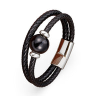 Bracelet multi-rangs noir en cuir tressé avec pierre d'agate noire et fermoir métallique argenté.