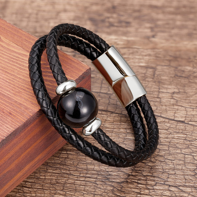 Bracelet multi-rangs noir pour homme en cuir tressé avec pierre d'agate noire et fermoir métallique argenté.